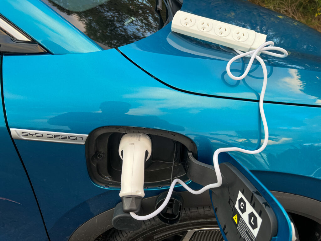 Thiết bị chuyển đổi nguồn điện V2L của BYD